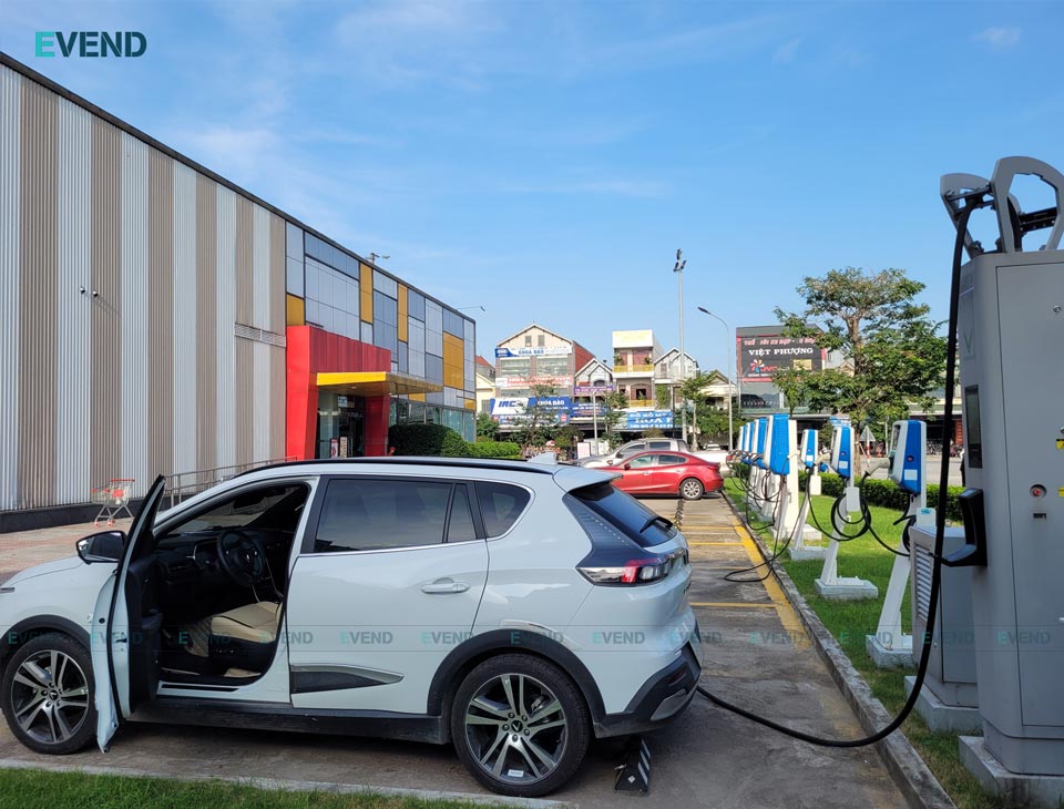 Bãi đỗ xe chung cư có trạm sạc điện Vinfast