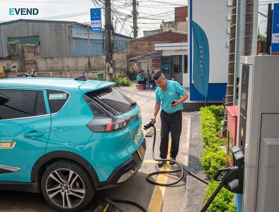 Đầu tư trạm sạc điện kết hợp máy bán hàng tự động nâng cao tiện ích tài xế