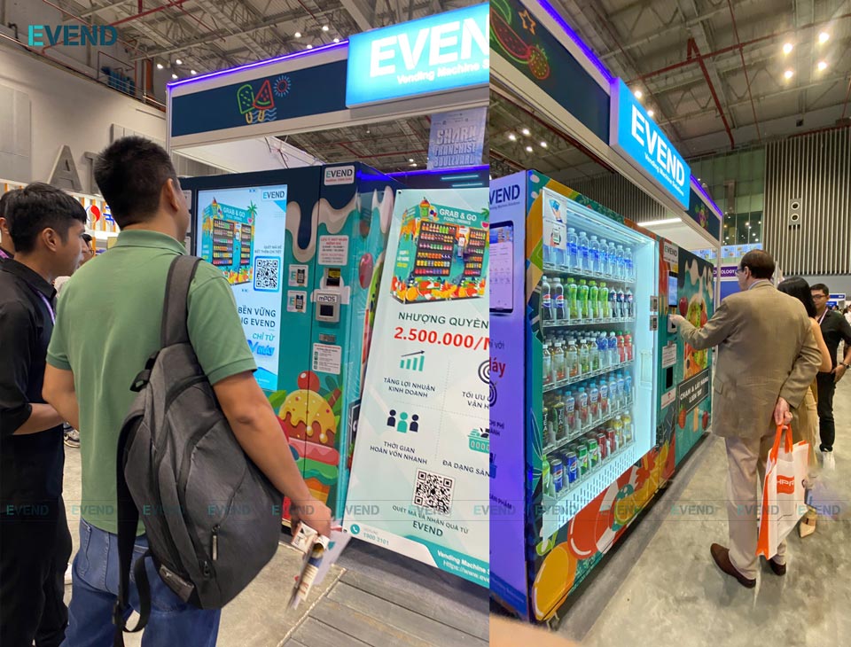 Khách hàng trải nghiệm mua hàng trên máy bán hàng tự động EVEND tại VIETRF 2024