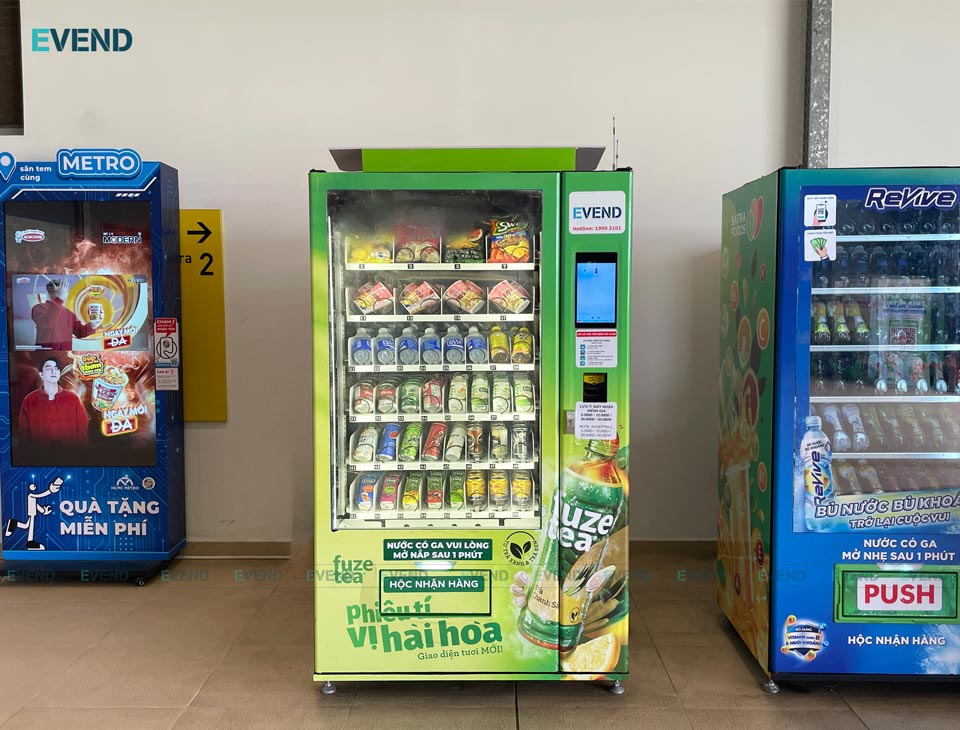 Máy bán hàng tự động có bán mì ly và nước ngọt