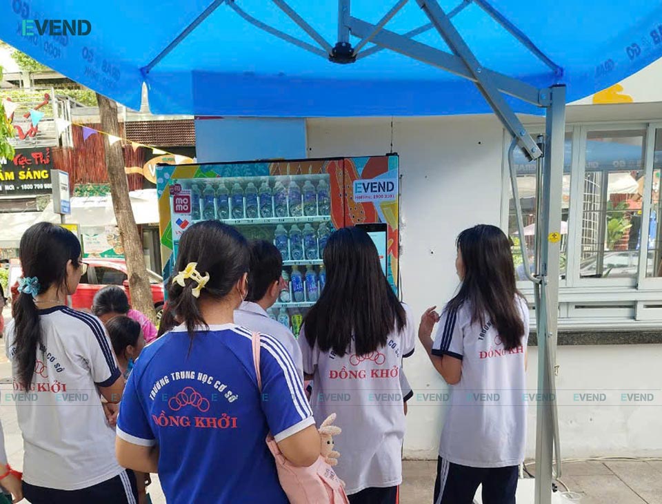 Máy bán hàng tự động tại trường học tạo nguồn thu nhập ổn định