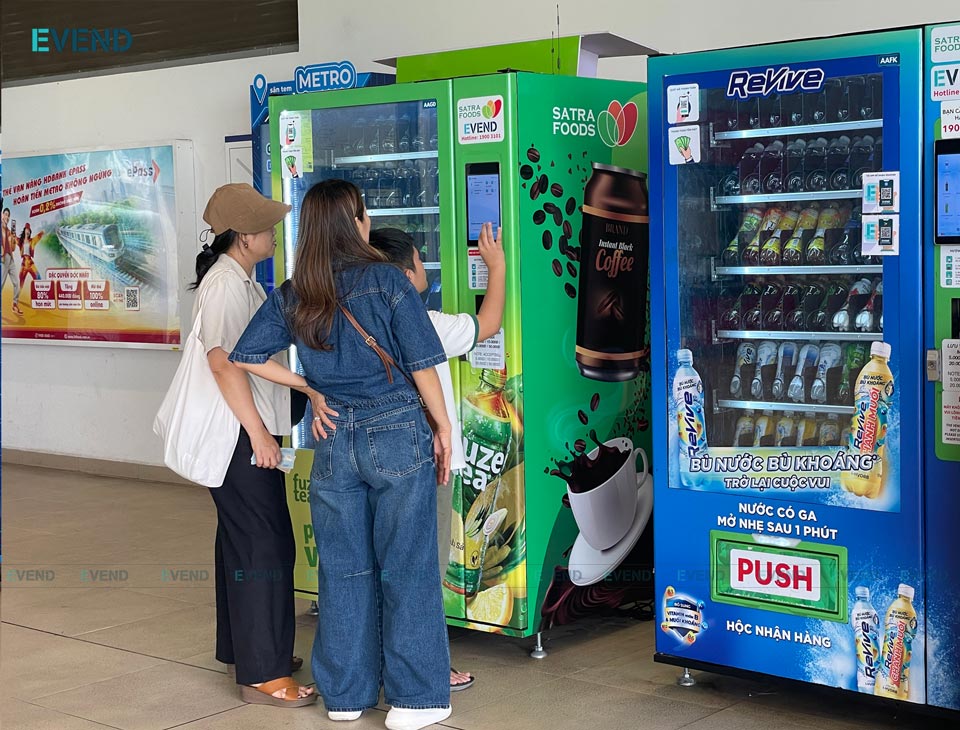 Máy bán nước tự động tại ga tàu điện Metro