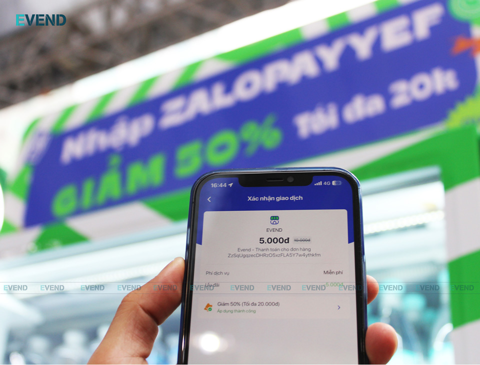Khách hàng thanh toán từ ví Zalopay trên máy bán hàng EVEND