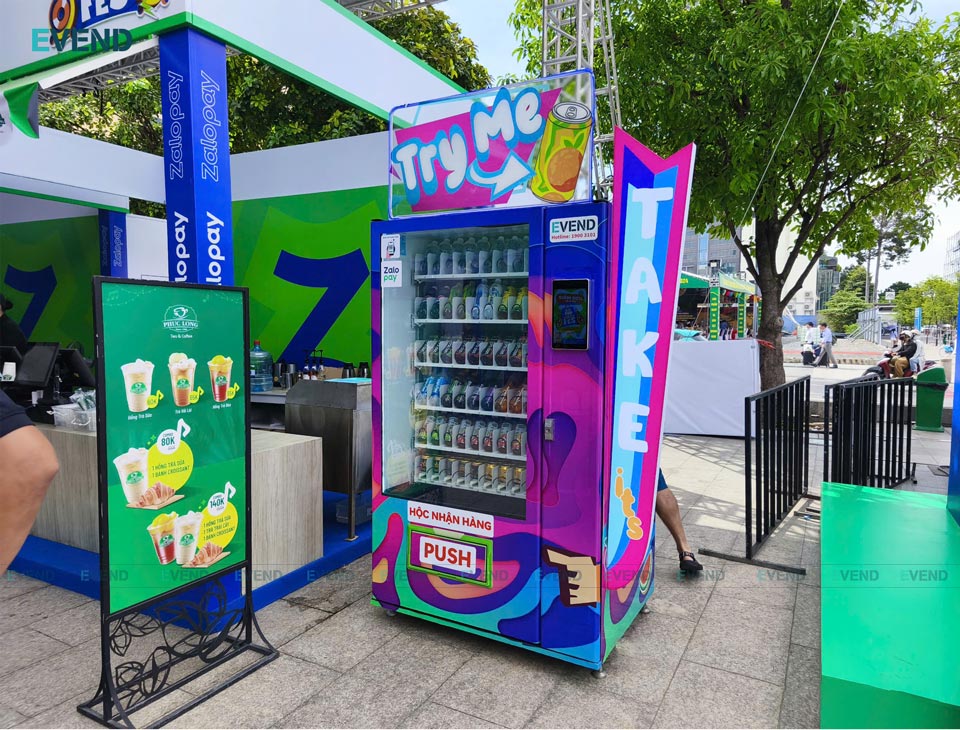 Máy bán hàng tự động đặt tại cổng vào của sự kiện