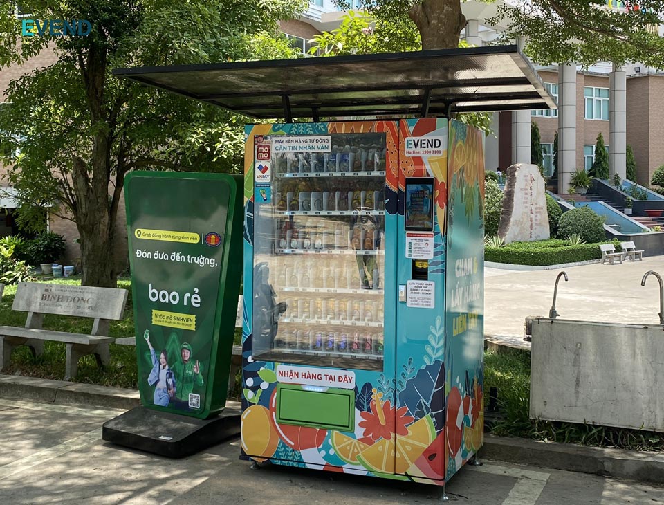 Máy bán nước tự động tại trường Đại học KH XN & NV