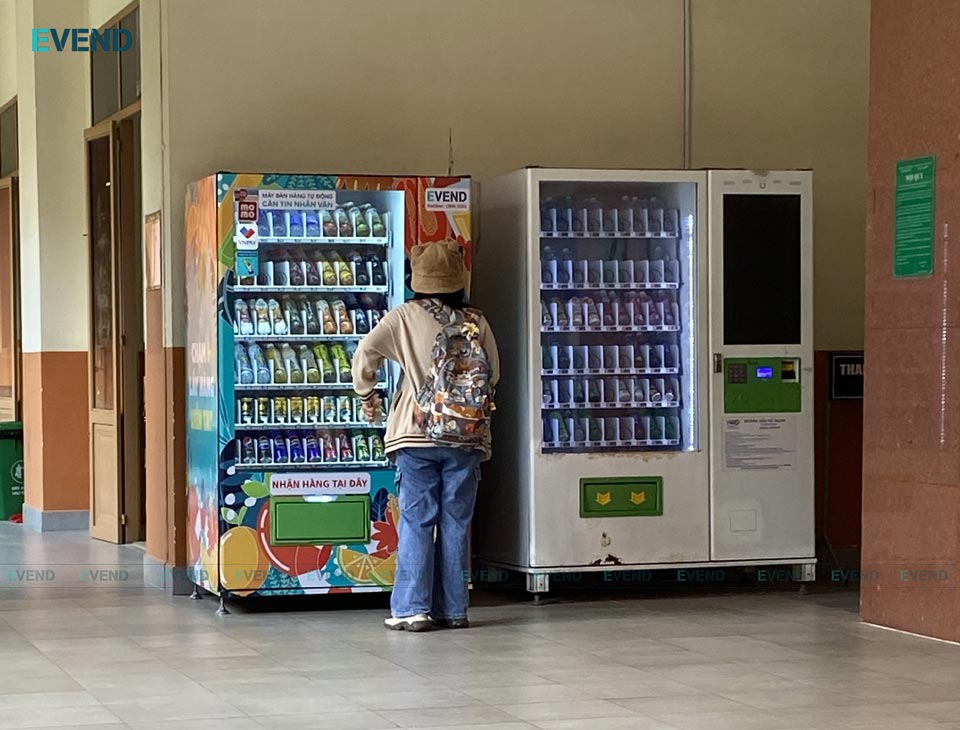 Máy bán nước tự động trong trường học được nhiều sinh viên yêu thích