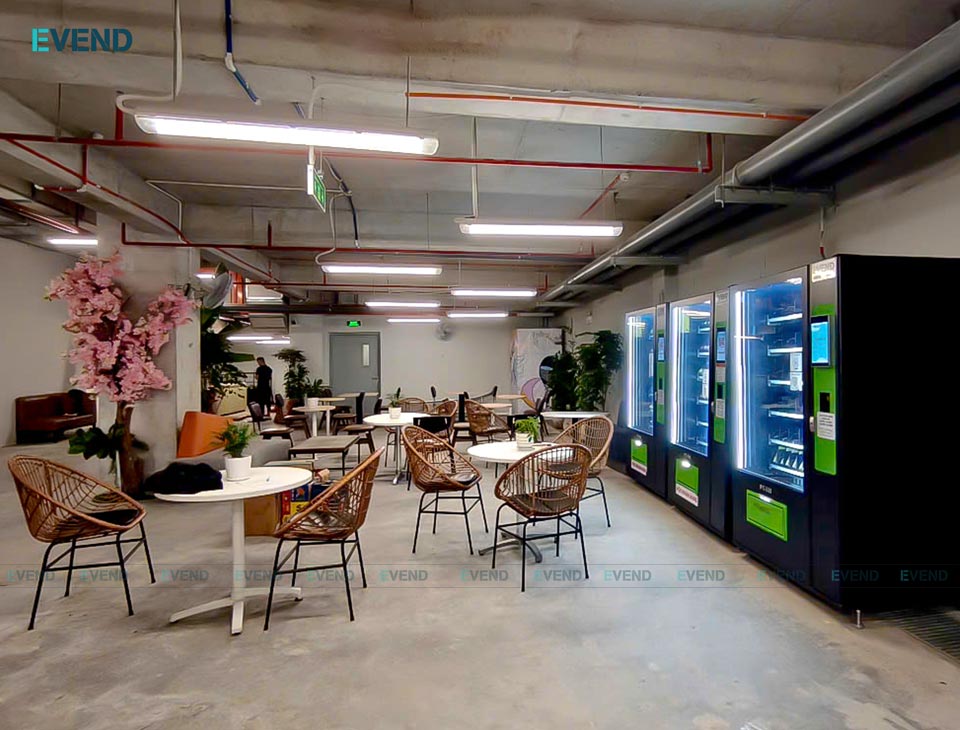 Máy bán nước tự động tại căn tin Victoria School