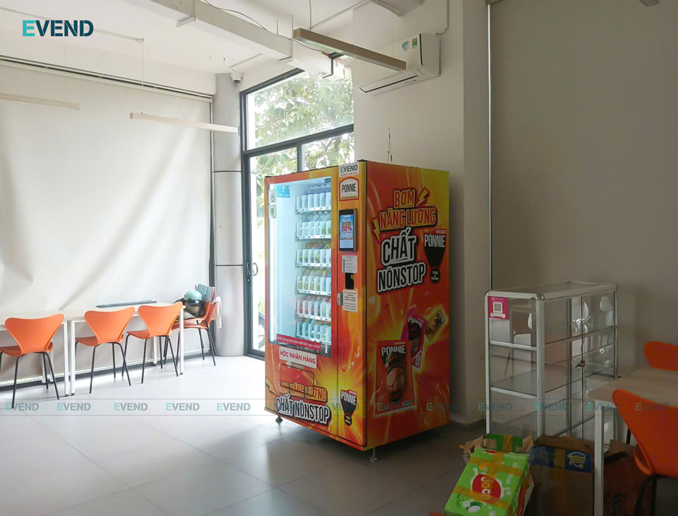 Máy bán nước được đặt trong khuôn viên căn tin tiện lợi