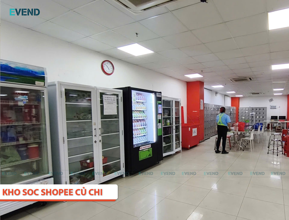 Máy bán nước tự động tại căn tin kho Shopee SOC