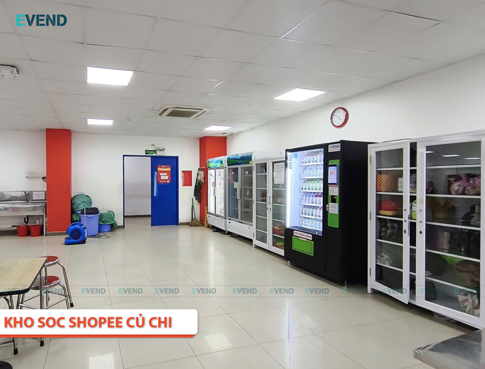Máy bán nước tự động tại kho Shopee Củ Chi