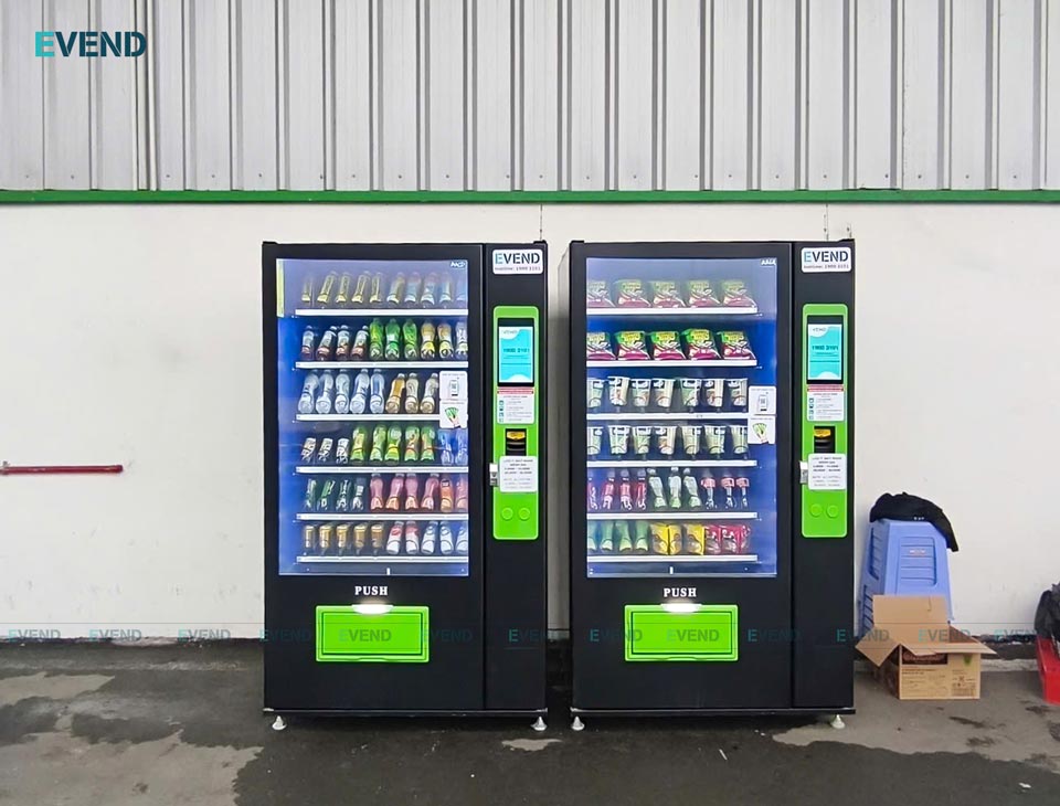 Máy bán hàng tự động bán mì ăn liền phục vụ bữa ăn cho công nhân