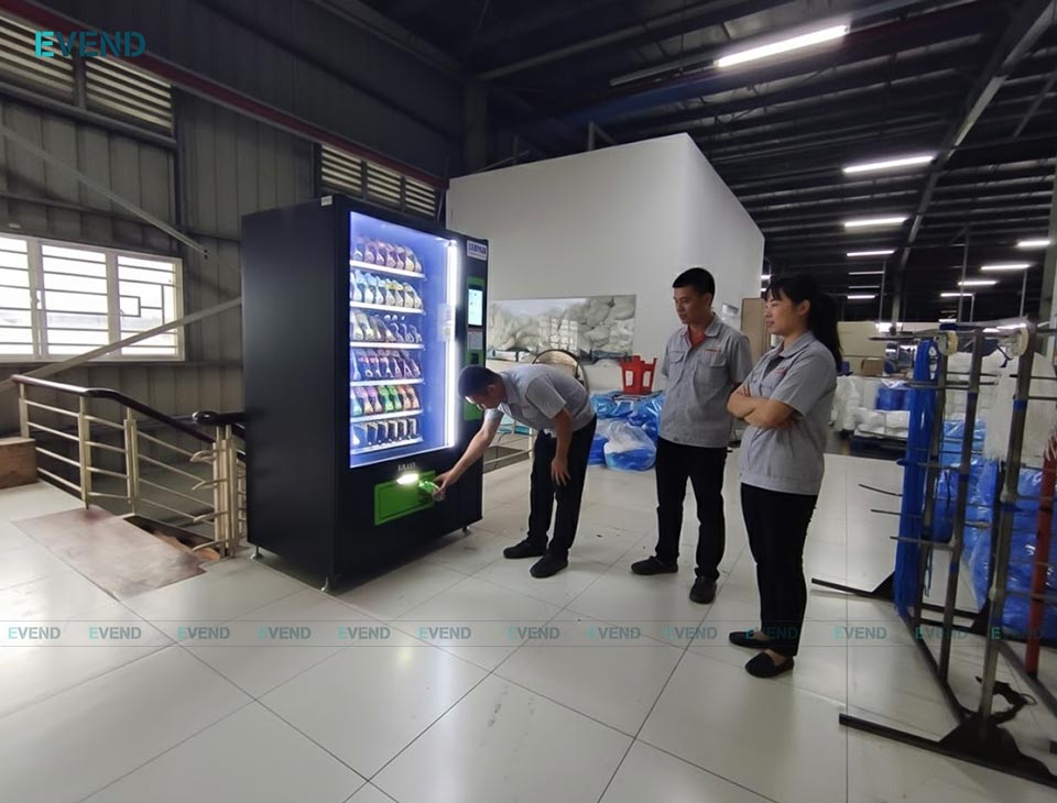 Máy bán hàng tự động trong khu công nghiệp tạo trải nghiệm thân thiện cho công nhân