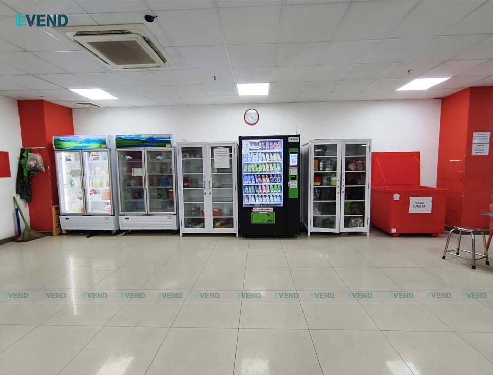 Máy bán hàng tự động trong nhà ăn khu công nghiệp