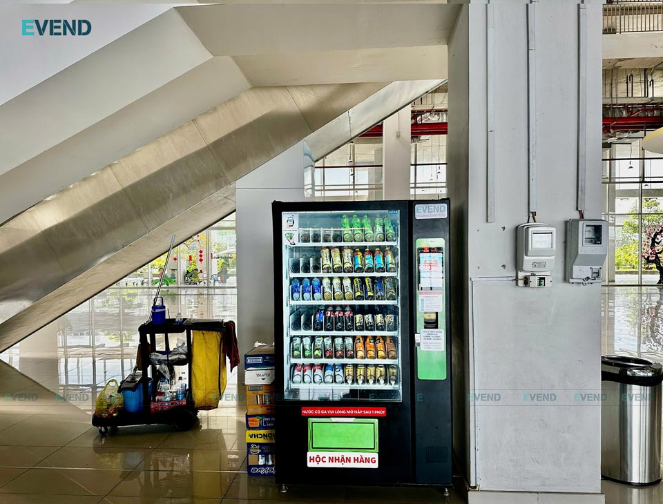 Máy bán nước tự động EVEND đối diện cửa L