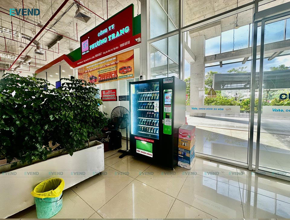 Máy bán nước tự động EVEND cạnh phòng vé Phương Trang