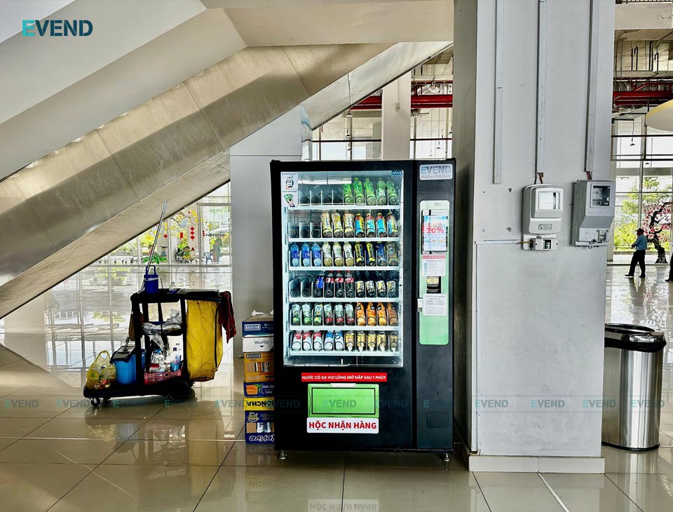 Máy bán nước tự động EVEND đối diện cửa K