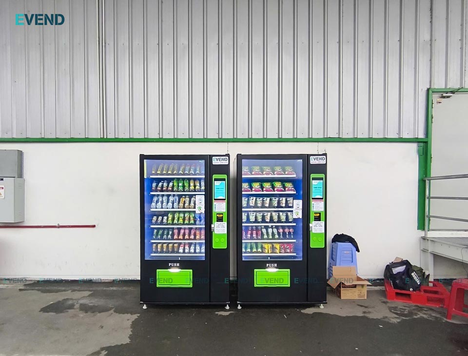 Máy bán nước tự động tại kho Giao Hàng Tiết Kiệm