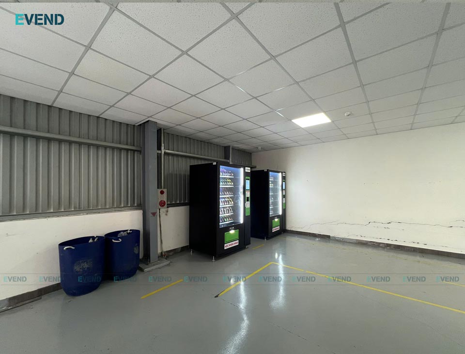 Máy bán nước tự động tại khu vực nhà ăn