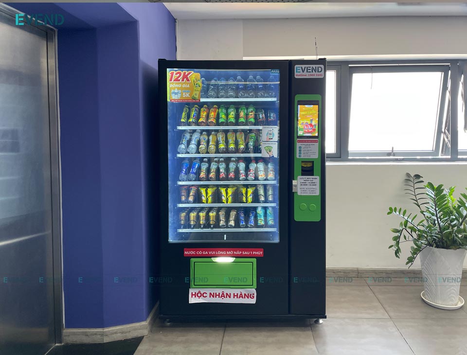 Máy bán nước tự động tại Tầng 10: Lối ra thang máy