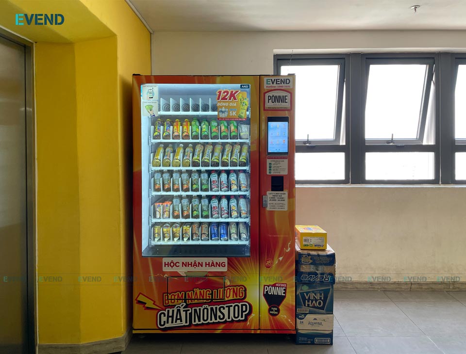 Máy bán nước tự động tại Tầng 21: Khu vực lối vào thang máy