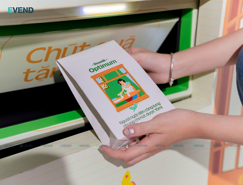 Máy tự động nhả quà tương ứng với từng lựa chọn