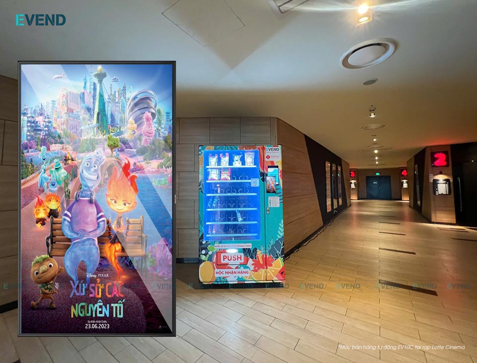 Quảng cáo phim mới trên máy bán hàng tự động tại rạp chiếu phim