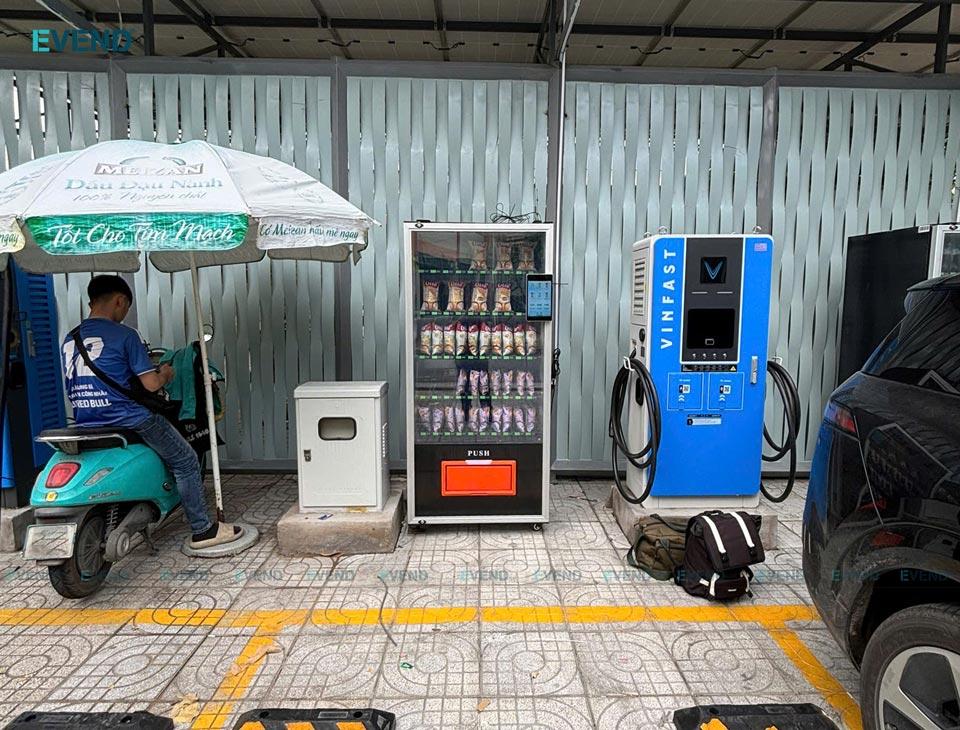 Lựa chọn sản phẩm trên máy bán hàng tự động tại trạm sạc phù hợp